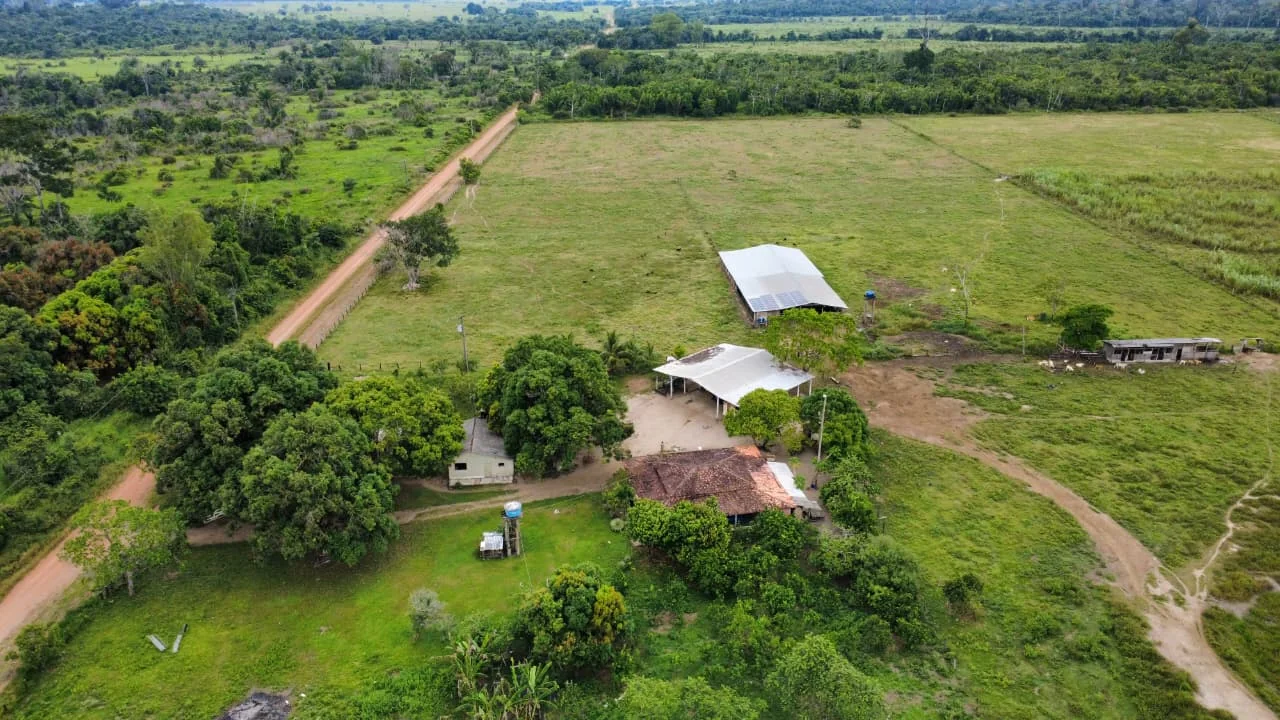 Casa, instalações e pastagens da Fazenda Serra Branca, na zona rural de Mucajaí