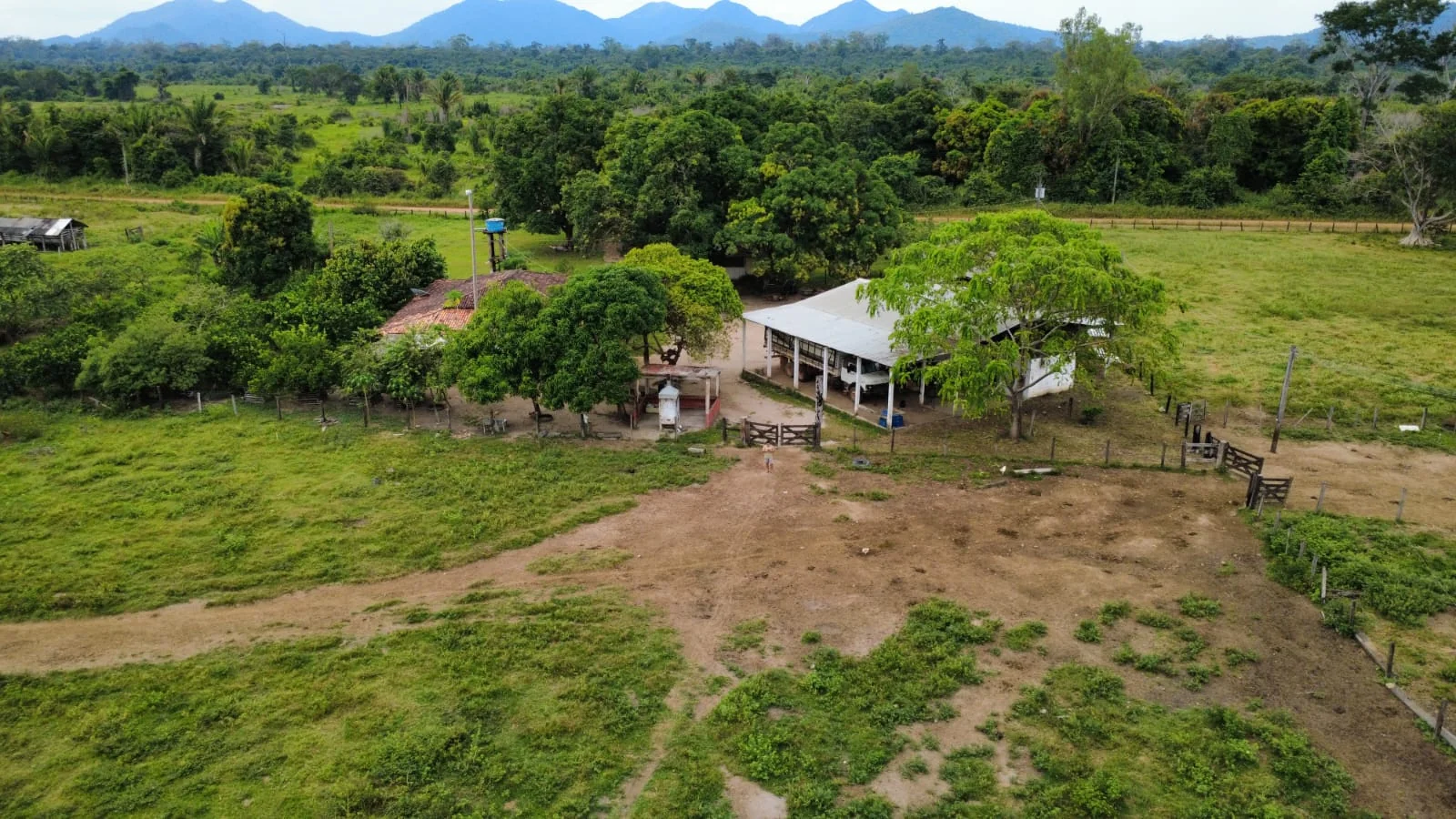 Vista aérea da Fazenda Serra Branca, com pastagens e serras em Mucajaí, Roraima